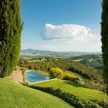 卡斯特罗迪维卡里罗酒店 *