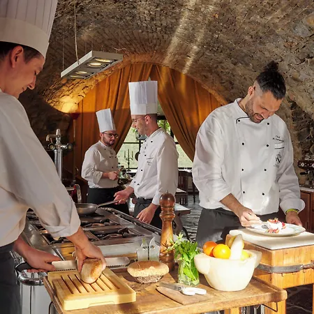 卡斯特罗迪维卡里罗酒店 * Sasso dʼOmbrone