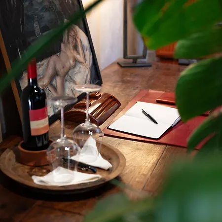 卡斯特罗迪维卡里罗酒店 * Sasso dʼOmbrone